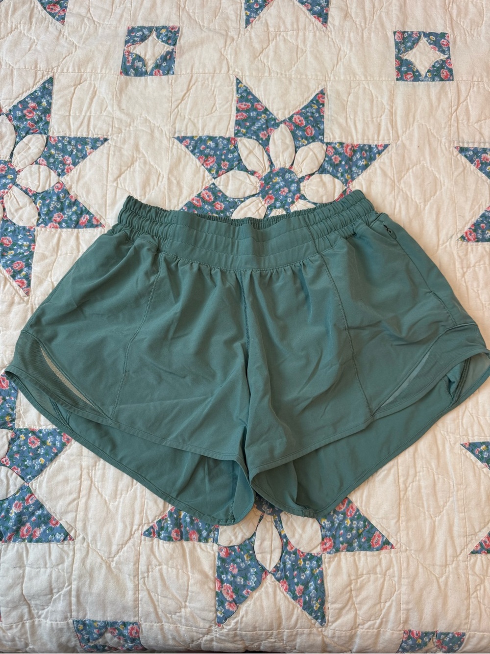 Lululemon Hotty Hot 4” shorts